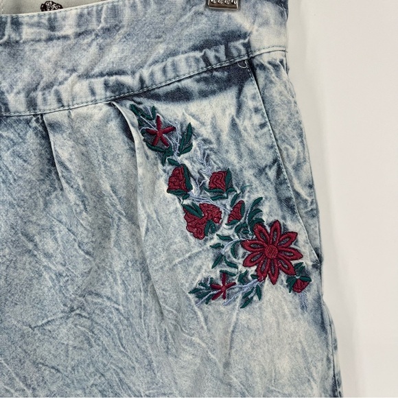 BELLFIELD Floral Embroidered‎ High Waist Chambray Light Acid Wash Shorts Cotton - Picture 3 of 13